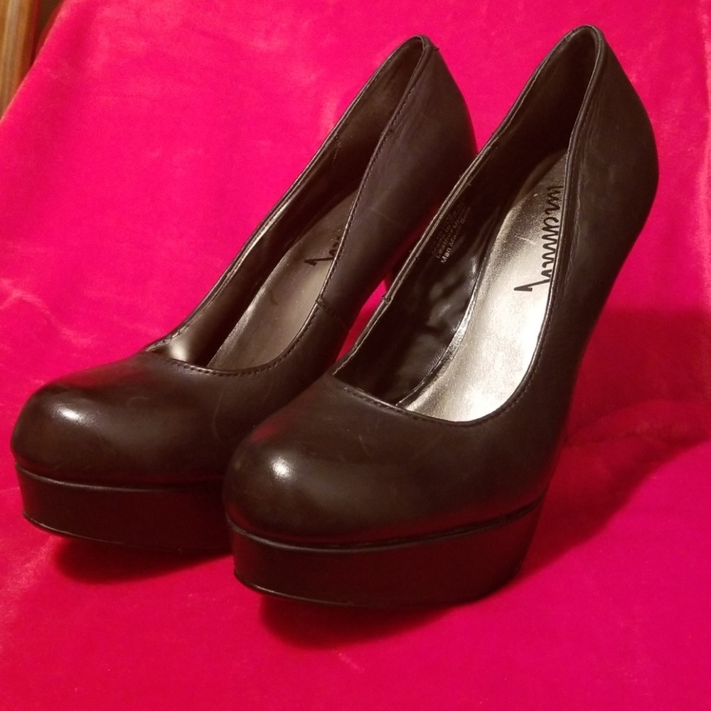 Black leather rounded toe pump 10